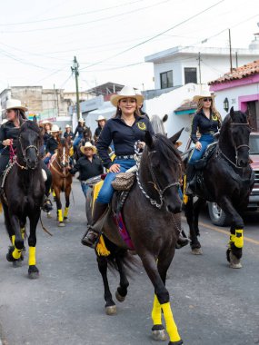 Colima, Colima, Meksika. 13 Şubat 2026: At Sırtı Yürüyüşü Olayında Kadın Charro Sürücüsü