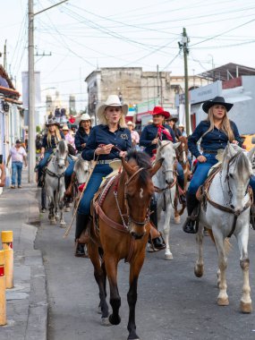 Colima, Colima, Meksika. 13 Şubat 2026: At Sırtı Yürüyüşü Olayında Kadın Charro Sürücüsü