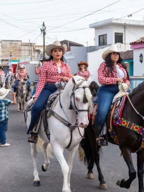 Colima, Colima, Meksika. 13 Şubat 2026: At Sırtı Yürüyüşü Olayında Kadın Charro Sürücüsü
