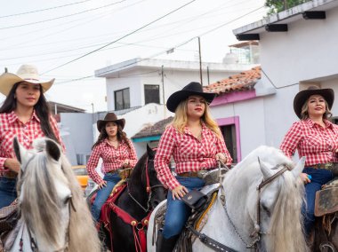 Colima, Colima, Meksika. 13 Şubat 2026: At Sırtı Yürüyüşü Olayında Kadın Charro Sürücüsü