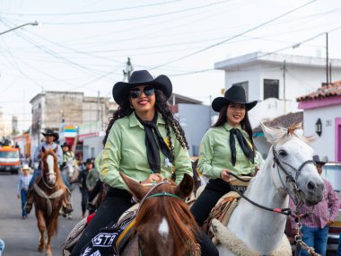 Colima, Colima, Meksika. 13 Şubat 2026: At Sırtı Yürüyüşü Olayında Kadın Charro Sürücüsü