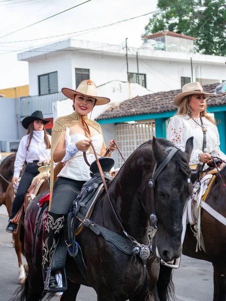 Colima, Colima, Meksika. 13 Şubat 2026: At Sırtı Yürüyüşü Olayında Kadın Charro Sürücüsü