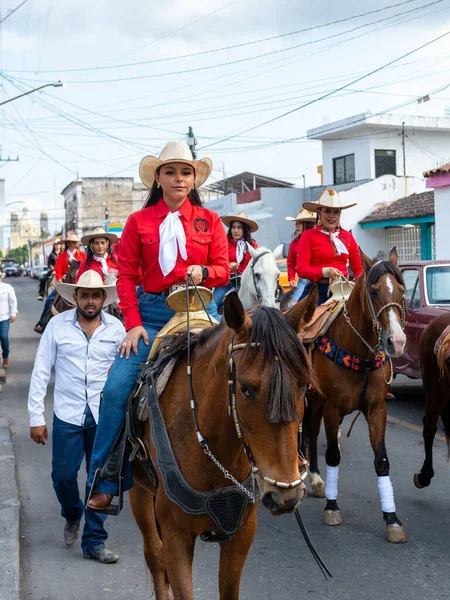 Colima, Colima, Meksika. 13 Şubat 2026: At Sırtı Yürüyüşü Olayında Kadın Charro Sürücüsü