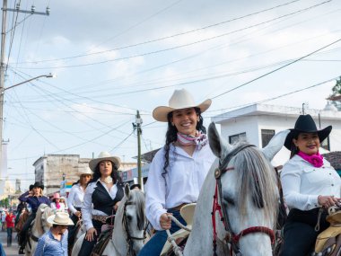 Colima, Colima, Meksika. 13 Şubat 2026: At Sırtı Yürüyüşü Olayında Kadın Charro Sürücüsü