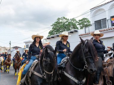 Colima, Colima, Meksika. 13 Şubat 2026: At Sırtı Yürüyüşü Olayında Kadın Charro Sürücüsü