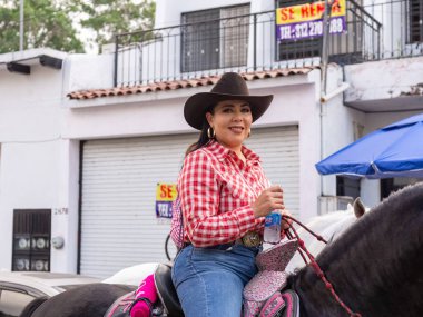 Colima, Colima, Meksika. 13 Şubat 2026: At Sırtı Yürüyüşü Olayında Kadın Charro Sürücüsü