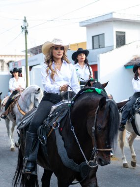 Colima, Colima, Meksika. 13 Şubat 2026: At Sırtı Yürüyüşü Olayında Kadın Charro Sürücüsü