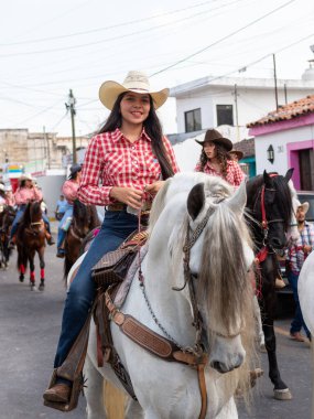 Colima, Colima, Meksika. 13 Şubat 2026: At Sırtı Yürüyüşü Olayında Kadın Charro Sürücüsü