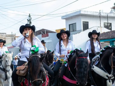 Colima, Colima, Meksika. 13 Şubat 2026: At Sırtı Yürüyüşü Olayında Kadın Charro Sürücüsü