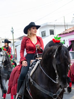 Colima, Colima, Meksika. 13 Şubat 2026: At Sırtı Yürüyüşü Olayında Kadın Charro Sürücüsü