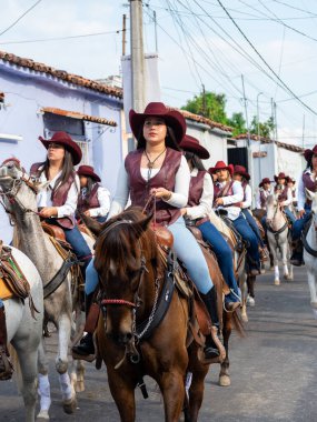 Colima, Colima, Meksika. 13 Şubat 2026: At Sırtı Yürüyüşü Olayında Kadın Charro Sürücüsü
