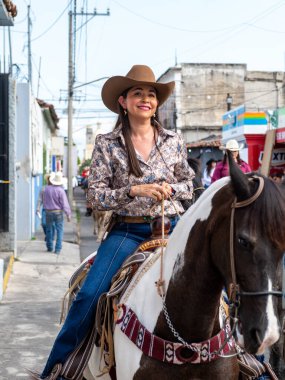 Colima, Colima, Meksika. 13 Şubat 2026: At Sırtı Yürüyüşü Olayında Kadın Charro Sürücüsü