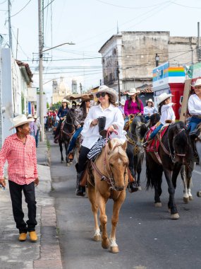Colima, Colima, Meksika. 13 Şubat 2026: At Sırtı Yürüyüşü Olayında Kadın Charro Sürücüsü