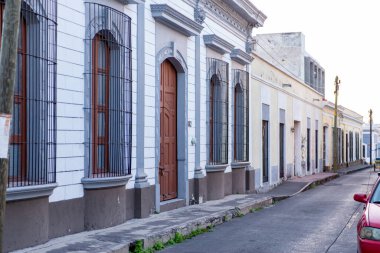 Latin Amerika 'da Sakin Bir Sokak Sahnesi Boyunca Koloni Mimarisinin Huzurlu Görüntüsü