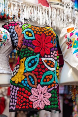 Renkli Meksika Pazarı 'nda Canlı İşlemeli Tekstil Detaylı İşleme Sanatı Ekranı