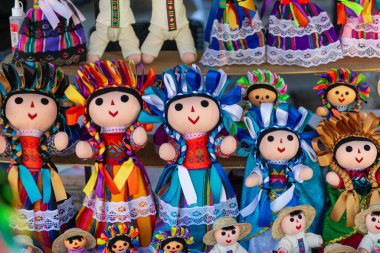 Açık hava pazarında satılık renkli el yapımı Meksikalı Maria Bebek Hediyeleri