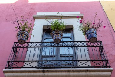 Büyüleyici Balkon Meksiko 'da Dekoratif Çiçek Saksısı ve Kırsal Pencere