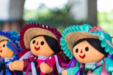 Açık hava pazarında satılık renkli el yapımı Meksikalı Maria Bebek Hediyeleri
