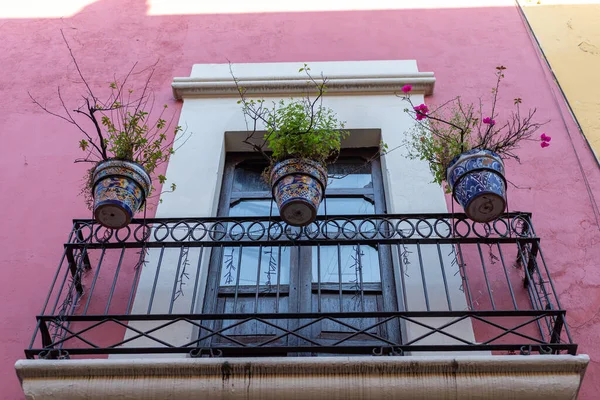 Büyüleyici Balkon Meksiko 'da Dekoratif Çiçek Saksısı ve Kırsal Pencere