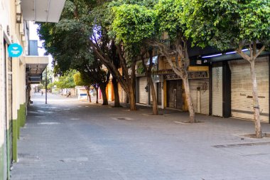 Guadalajara, Jalisco. Meksika: 23 Şubat 2026 Boş Sokak Gündüz Görünümü Kapalı Depo ve Ağaçlarla