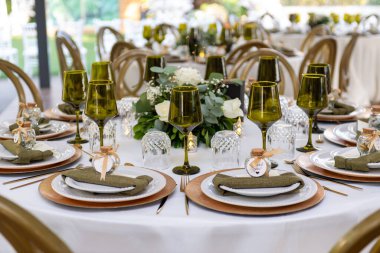 Seçkin Yeşil Cam Cam Masa Dekorasyonu Detayları