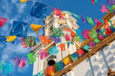 Renkli şehir Picado 'nun şenlikli çan kulesinin üstünde asılı çelengi..