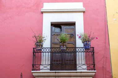 Büyüleyici Balkon Meksiko 'da Dekoratif Çiçek Saksısı ve Kırsal Pencere