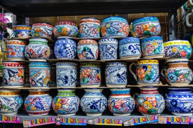 Renkli Seramik Talavera Çömleği Çiçek Tasarımı Tezgahında