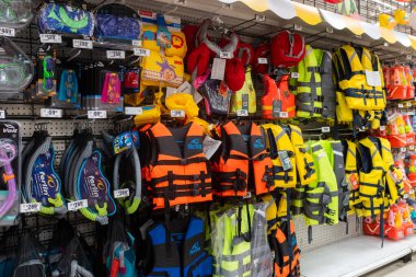 Colima, Colima, Meksika. 6 Mart 2026: Raflardaki Çeşitli Yaşam Yelekleri ve Yüzme Aksesuarları