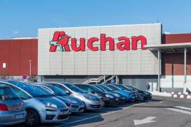Velizy-Villacoublay, Fransa - 18 Ekim 2020: Fransa 'nın en büyük Auchan hipermarketinin dış görünümü, Westfield Velizy 2 alışveriş merkezi. Auchan, Fransız çokuluslu bir perakende şirketi.