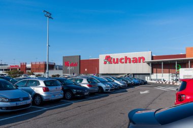 Velizy-Villacoublay, Fransa - 18 Ekim 2020: Fransa 'nın en büyük Auchan hipermarketinin dış görünümü, Westfield Velizy 2 alışveriş merkezi. Auchan, Fransız çokuluslu bir perakende şirketi.