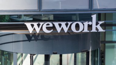 Puteaux, Fransa - 12 Kasım 2020: Paris-La Savunma bölgesindeki WeWork binasının logosu. WeWork, şirketler için esnek ortak çalışma alanları ve hizmetler sağlayan bir şirket.