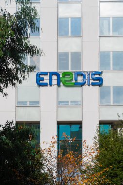 Courbevoie, Fransa - 12 Kasım 2020: Paris La Defense ticaret bölgesindeki Enedis kulesinin logosu. Enedis, elektrik dağıtım ağında kamu hizmeti operatörü.