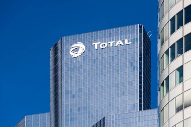 Courbevoie, Fransa, 12 Kasım 2020: Total Coupole kulesinin dış görünüşü, Total petrol şirketinin genel ofisine ev sahipliği yapmaktadır.
