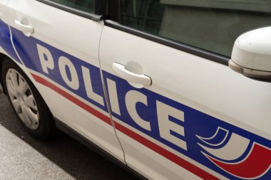 Fransız ulusal polisinin devriye aracının yanında yazan 