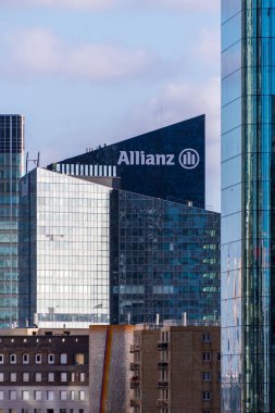 Puteaux, Fransa - 12 Kasım 2020: Allianz kulesinin dış görünüşü, Allianz sigorta şirketinin Fransız karargahı, Paris La Defense 'ın iş bölgesindeki diğer binalar arasında