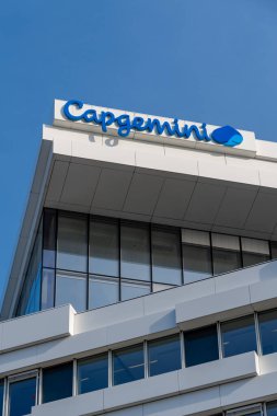 Issy-les-Moulineaux, Fransa - 11 Şubat 2021: 50 'den fazla ülkede bulunan bir Fransız dijital servis şirketi olan Capgemini' nin merkez binasının dış görünüşü