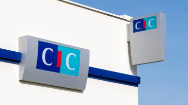Biarritz, Fransa - 19 Şubat 2021: CIC banka şubesinin ön cephesinde işaretler. Mavi gökyüzü