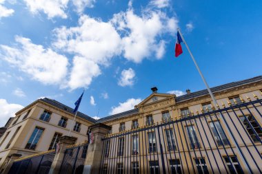 Fransa 'nın Sevres şehrinin belediye binasının dış manzarası. Binanın tepesinde Fransızca 