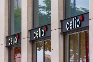 PARIS, FRANCE - 15 AĞUSTOS 2020 Champs-Elysees Bulvarı 'ndaki Celio bayrak gemisi mağazasının cephesi. Celio, dünyanın her yerinde mağazaları olan Fransız bir erkek giyim perakendecisi.