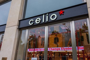PARIS, FRANCE - 15 AĞUSTOS 2020 Champs-Elysees Bulvarı 'ndaki Celio bayrak gemisi mağazasının cephesi. Celio, dünyanın her yerinde mağazaları olan Fransız bir erkek giyim perakendecisi.