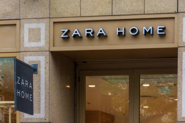 PARIS, FRANCE - 15 AĞUSTOS 2020 Champs-Elyses Bulvarı 'ndaki Zara Home' un cephesi. Zara Home, Inditex grubuna bağlı bir İspanyol şirketidir ve çeşitli ev eşyaları satar.