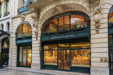 PARIS, FRANCE - 15 AĞUSTOS 2020 Champs-Elysees Bulvarı 'ndaki Guerlain bayrak gemisi mağazasının cephesi. Guerlain dünyaca ünlü bir Fransız parfümü, kozmetik ve cilt bakım evi.