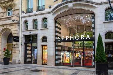 PARIS, FRANCE - 15 AĞUSTOS 2020 Champs-Elysees Bulvarı 'ndaki Sephora mağazasının cephesi. Sephora, Fransız çokuluslu kişisel bakım ve güzellik mağazaları zinciridir.