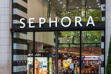 PARIS, FRANCE - 15 AĞUSTOS 2020 Champs-Elysees Bulvarı 'ndaki Sephora mağazasının cephesi. Sephora, Fransız çokuluslu kişisel bakım ve güzellik mağazaları zinciridir.