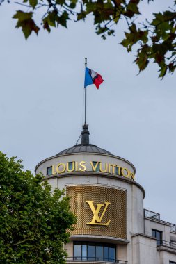 PARIS, FRANCE - 15 AĞUSTOS 2020: Champs-Elysees Caddesi 'ndeki Louis Vuitton binası. 1931 'de inşa edilen mağaza, şu anda prestijli lüks markanın dünyanın en büyük perakende mağazası konumunda.