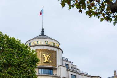 PARIS, FRANCE - 15 AĞUSTOS 2020: Champs-Elysees Caddesi 'ndeki Louis Vuitton binası. 1931 'de inşa edilen mağaza, şu anda prestijli lüks markanın dünyanın en büyük perakende mağazası konumunda.