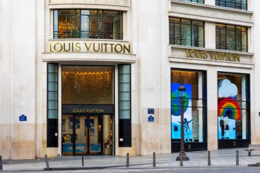 PARIS, FRANCE - 15 AĞUSTOS 2020: Champs-Elysees Caddesi 'ndeki Louis Vuitton binası. 1931 'de inşa edilen mağaza, şu anda prestijli lüks markanın dünyanın en büyük perakende mağazası konumunda.