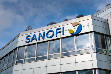Gentilly, Fransa, 21 Mart 2021: Sanofi merkez binasının logosu. Sanofi, sağlık sektöründe uzmanlaşmış çok uluslu bir Fransız şirketi.