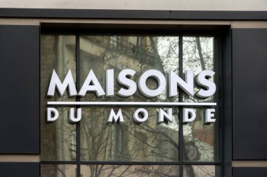 Boulogne-Billancourt, Fransa - 21 Mart 2021: Mobilya ve dekorasyon alanında uzmanlaşmış bir Fransız grubu olan Maisons du Monde mağazasının işareti